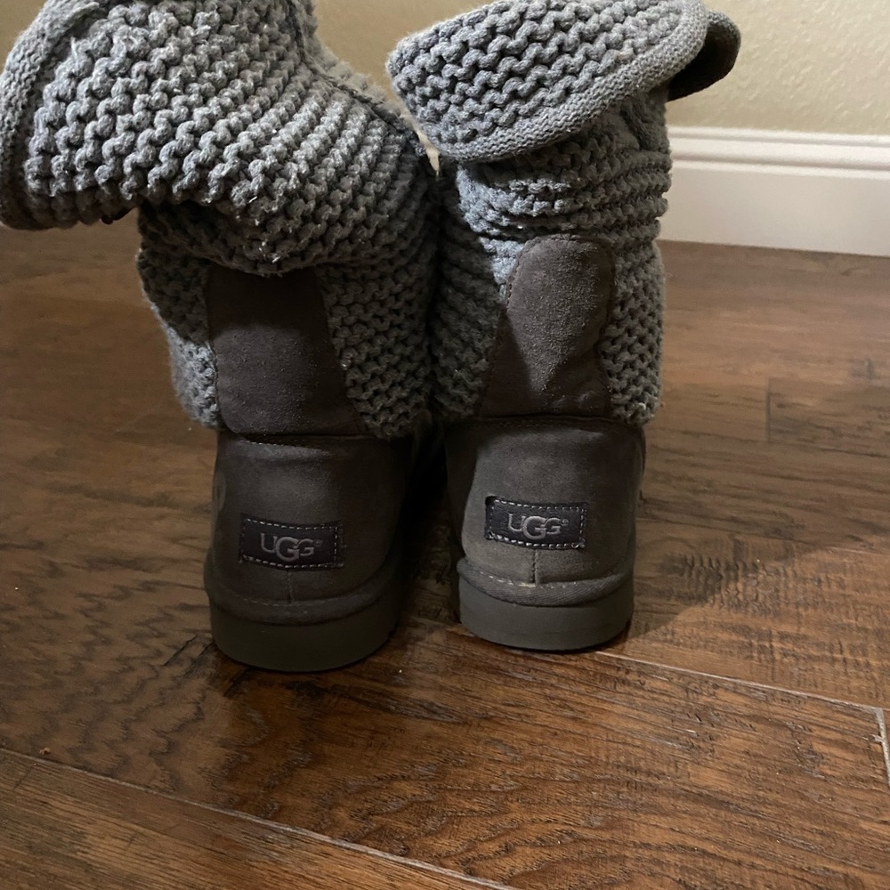 UGGS ! Beautiful grey - Picture 11 of 11